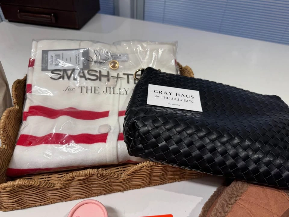 Bunch of Jilly box items - photo 5
