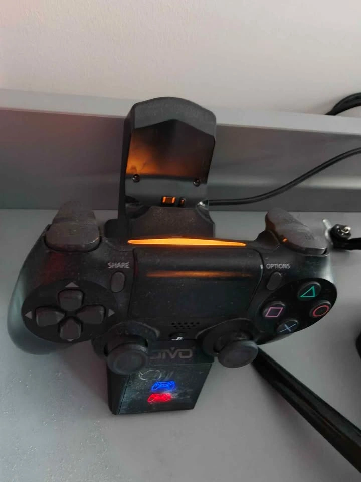 PS4 1TB Console with 2 DualShock Controllers & Charger - photo 2