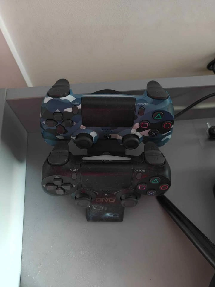 PS4 1TB Console with 2 DualShock Controllers & Charger - photo 4