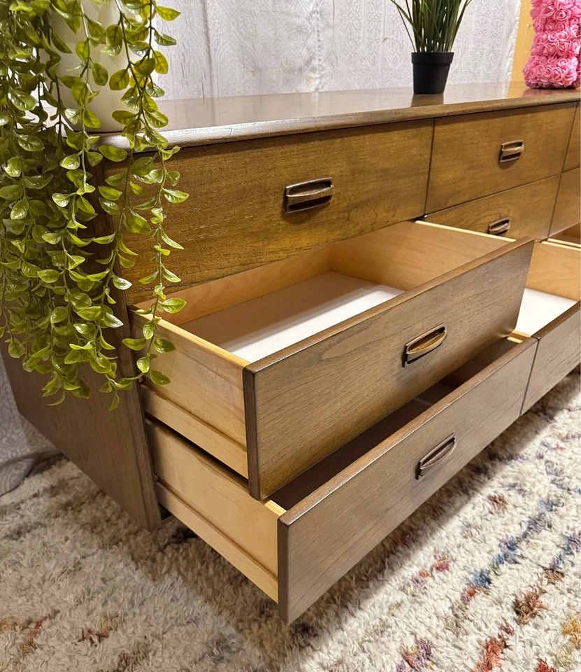 Mid century modern dresser in excellent condition