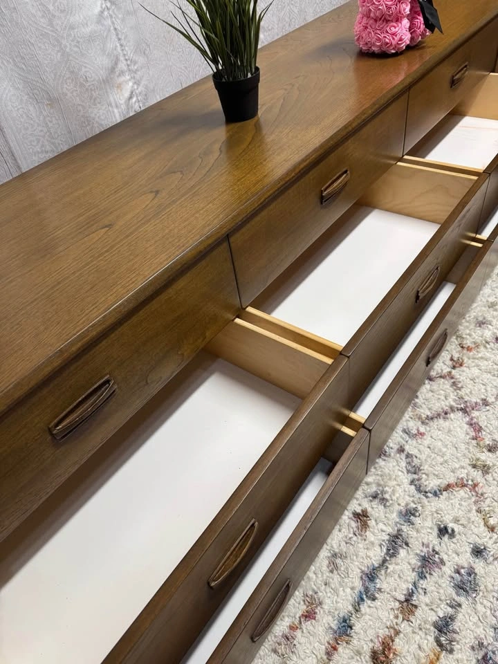 Mid century modern dresser in excellent condition - photo 3