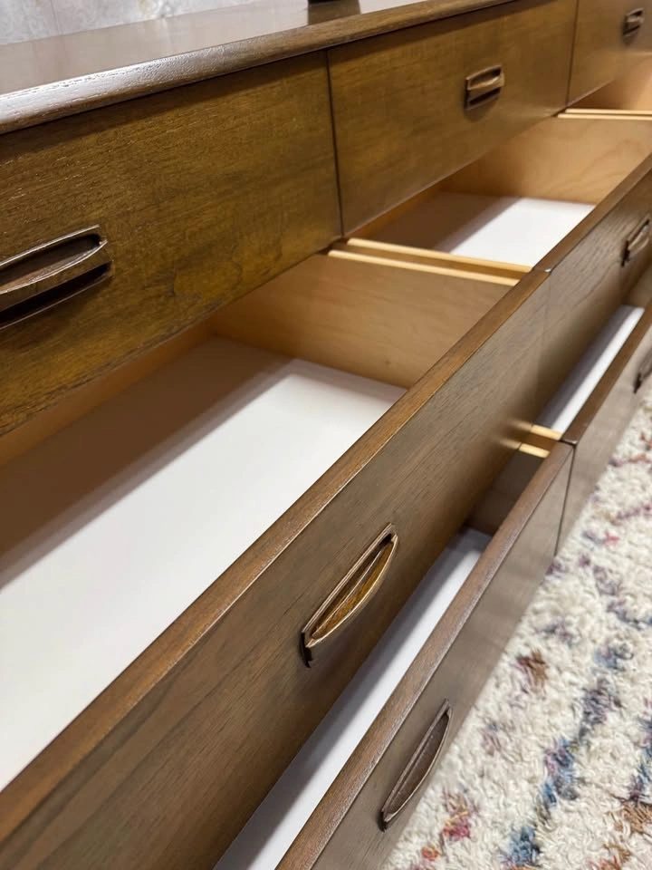 Mid century modern dresser in excellent condition - photo 4