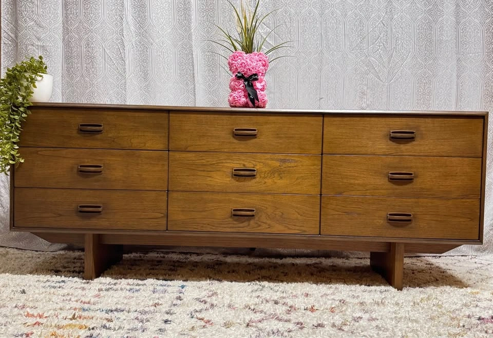 Mid century modern dresser in excellent condition