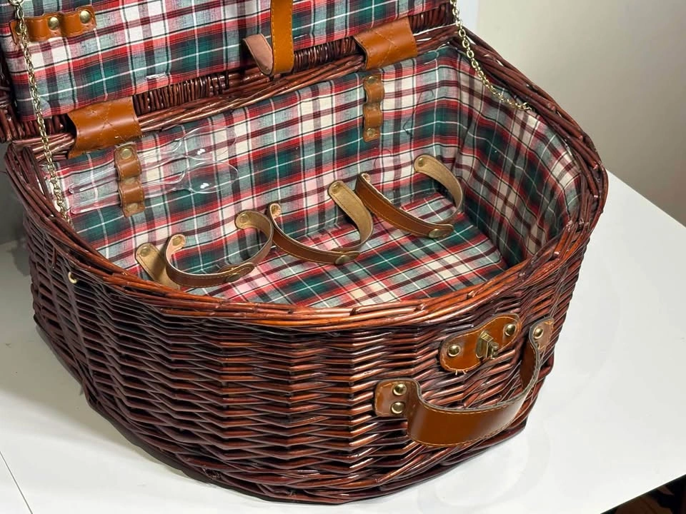Hickory Farms Wicker Picnic Basket w/ Plaid Lining & Leather - photo 2