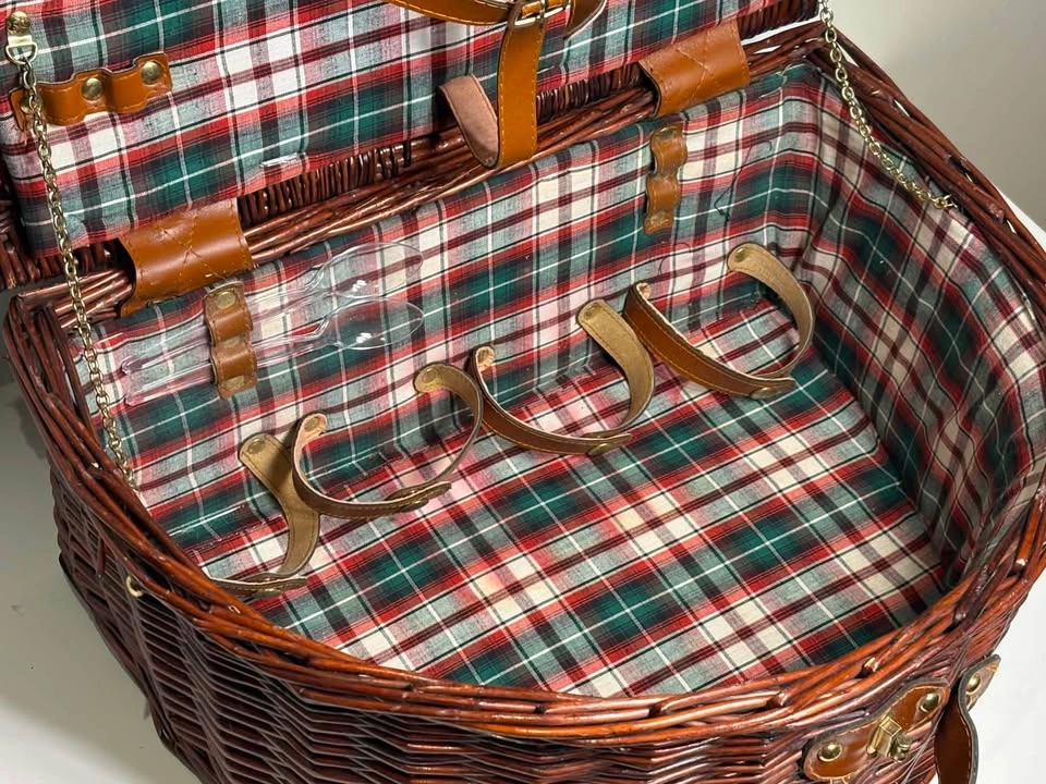 Hickory Farms Wicker Picnic Basket w/ Plaid Lining & Leather - photo 4