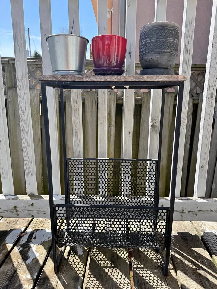 Outdoor plant table, great condition, wooden cover