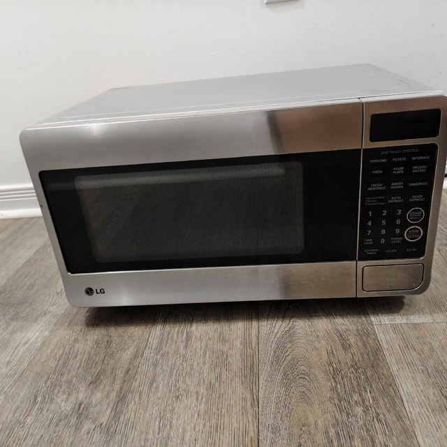 LG 1000W Silver Microwave LMS1170SS (for parts or repair)