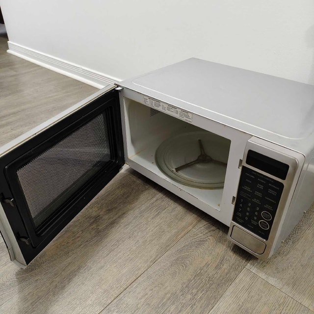 LG 1000W Silver Microwave LMS1170SS (for parts or repair) - photo 2