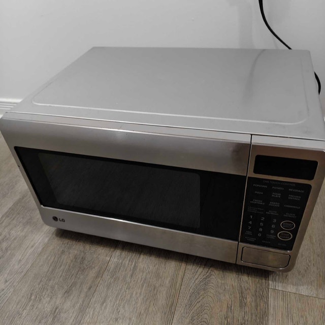 LG 1000W Silver Microwave LMS1170SS (for parts or repair) - photo 3