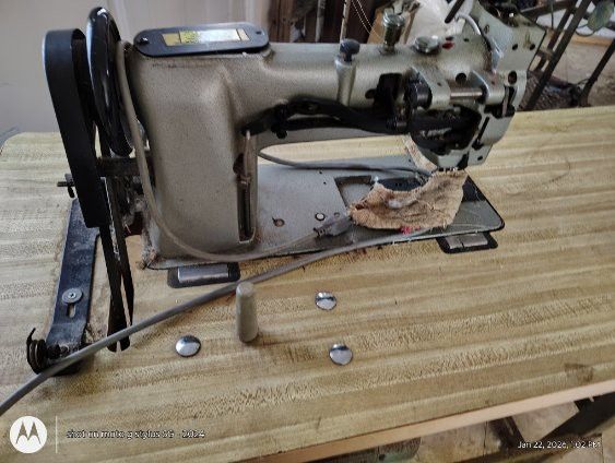 Chandler CU 563 Industrial Sewing Machine with Table - photo 3