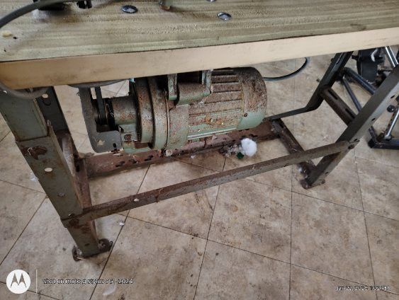 Chandler CU 563 Industrial Sewing Machine with Table - photo 5