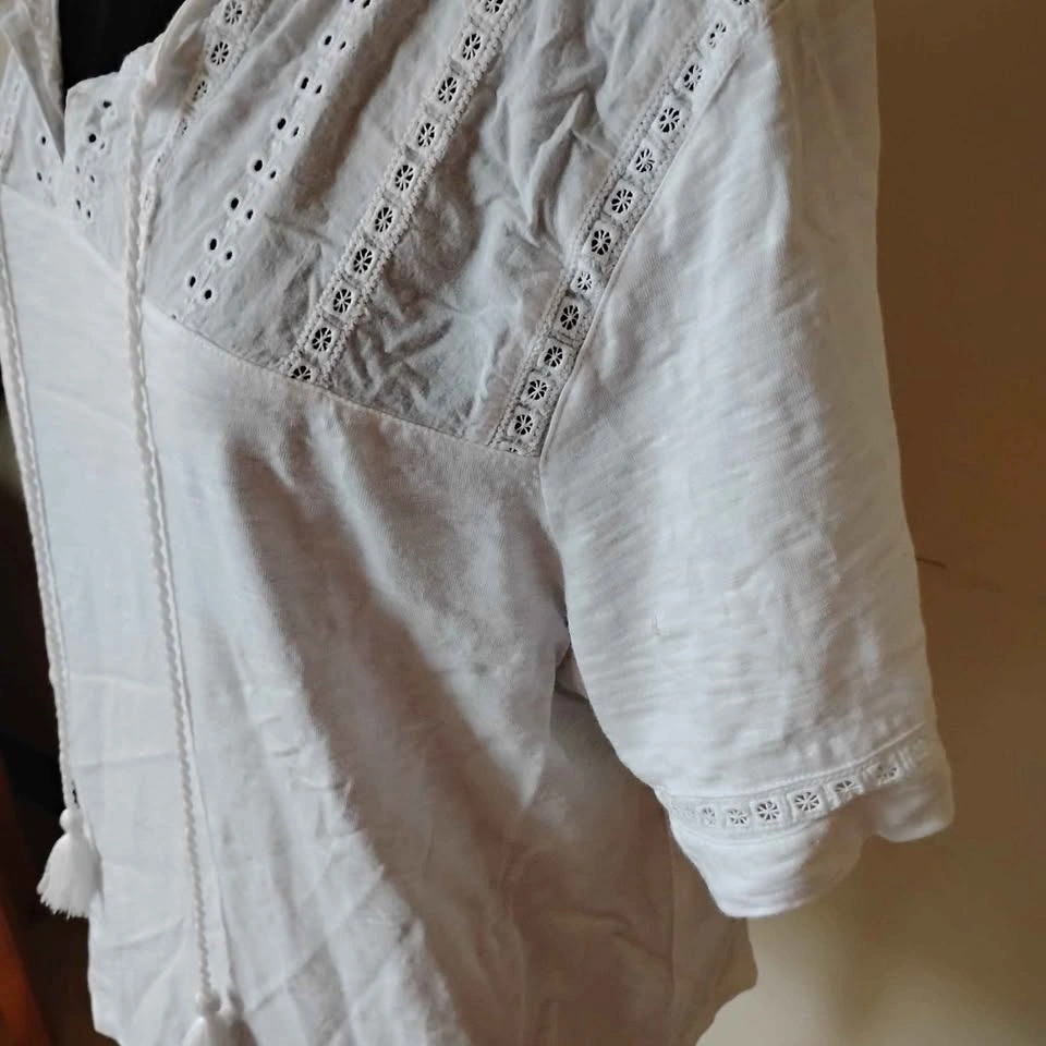 Ladies White Lightweight Shortsleeve V-Neck Top - photo 2
