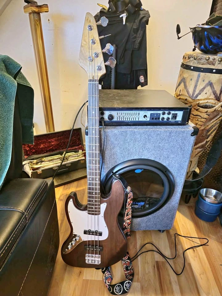 Left-handed Bass with amp.