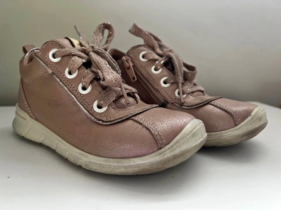ECCO Girls Leather Shoes – Size 9, Soft & Comfortable