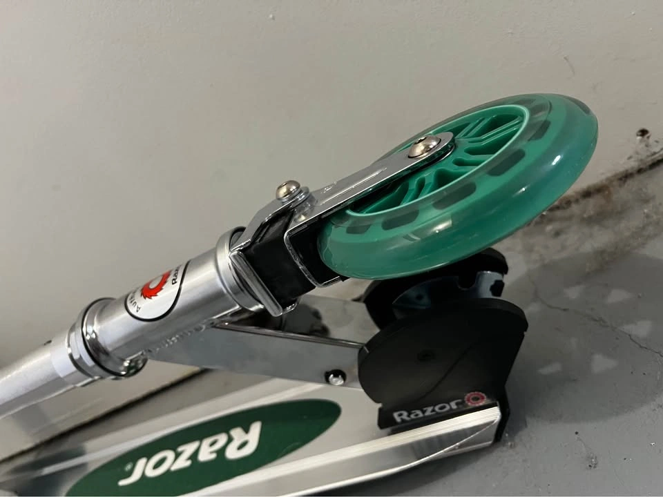 Upgraded Razor A3 Scooter – Bigger Wheels, Smoother Than Basic M - photo 3