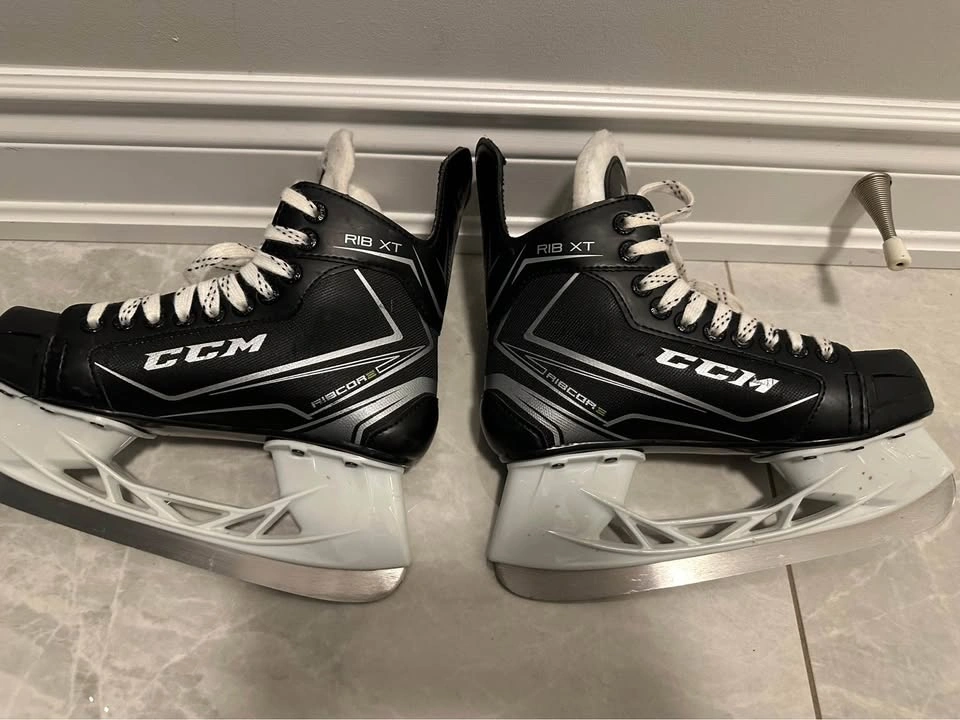 Like New! CCM skates size 4 - photo 4