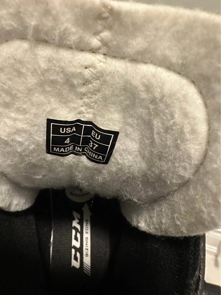 Like New! CCM skates size 4 - photo 5