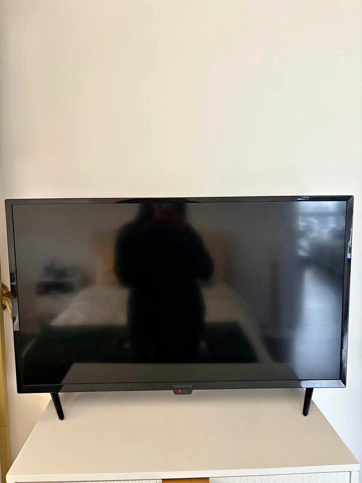 INSIGNIA 32 inch Fire TV with Voice Alexa Remote