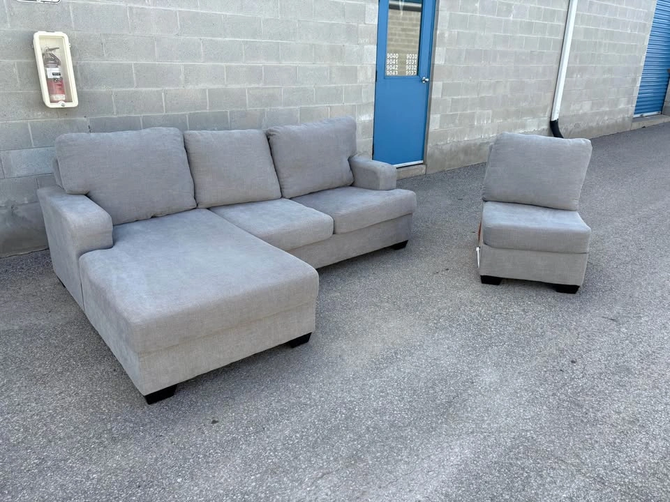 Light Grey Sectional Sofa w/ Removable Piece - Free Delivery - photo 2