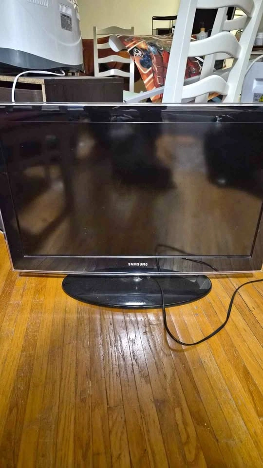 Samsung TV (32 inch)