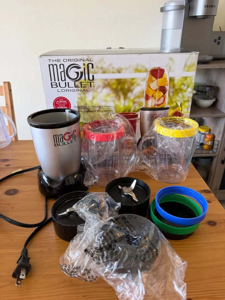 Magic Bullet Grinder with 2 unused mugs