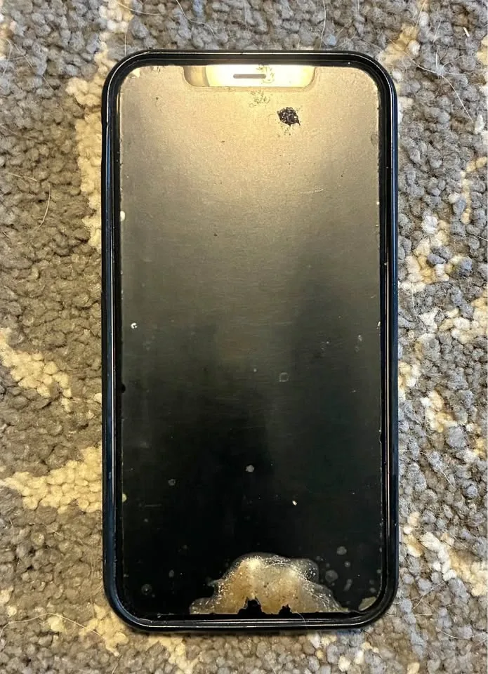 iPhone XR, cracked back