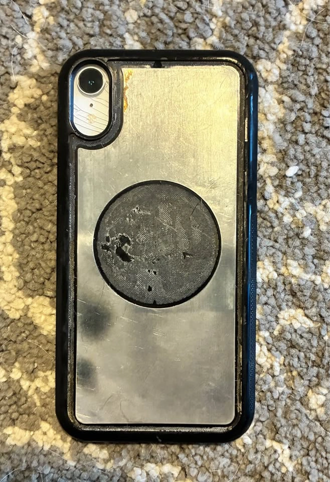 iPhone XR, cracked back - photo 2