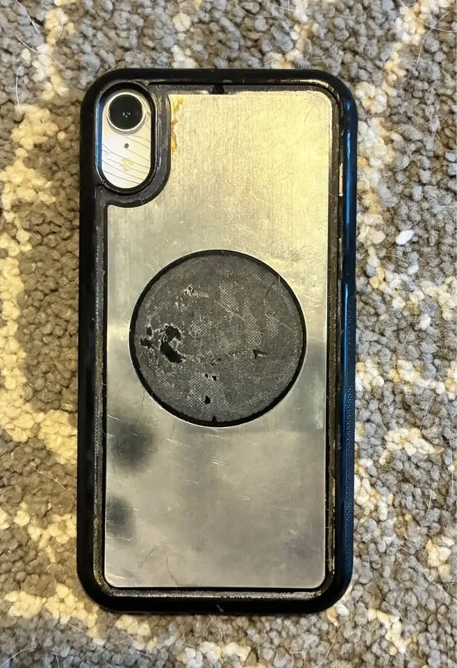 iPhone XR, cracked back - photo 2
