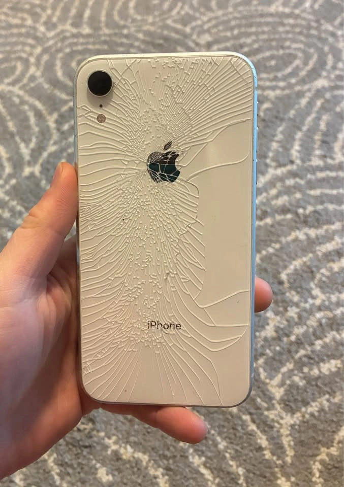 iPhone XR, cracked back - photo 3