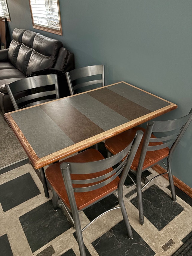 Bar room table and chairs - photo 2