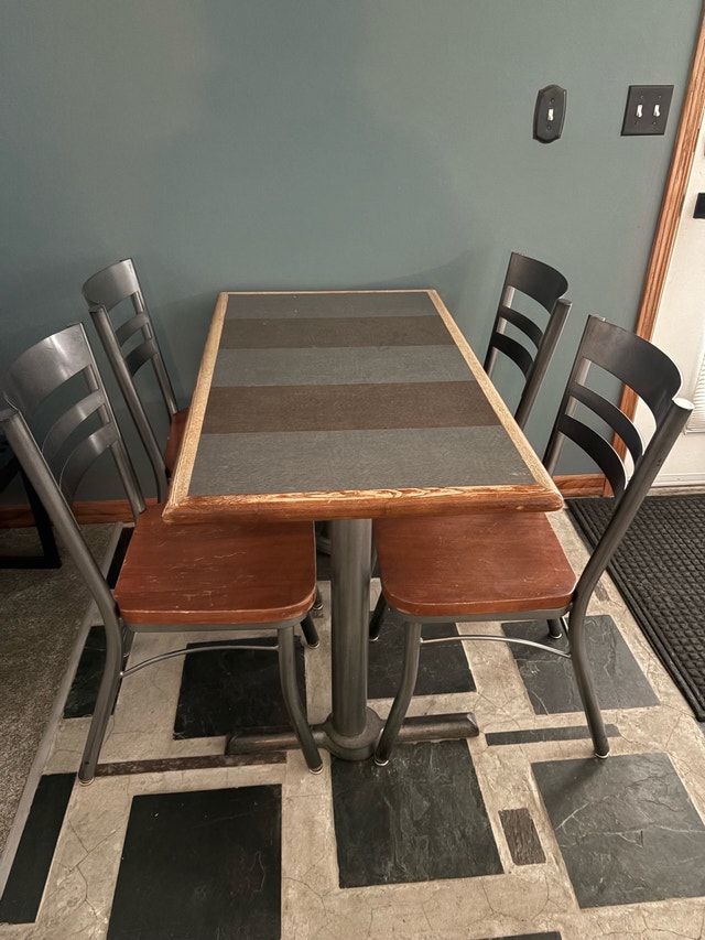 Bar room table and chairs - photo 3