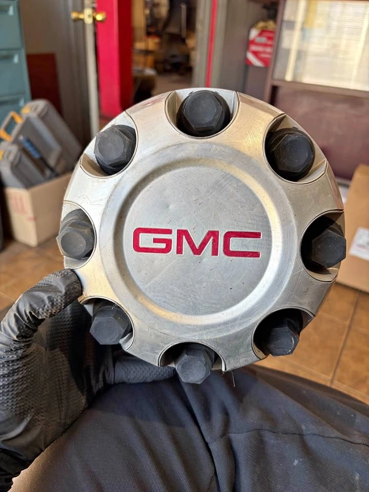 Single 8-Lug GMC Hubcap