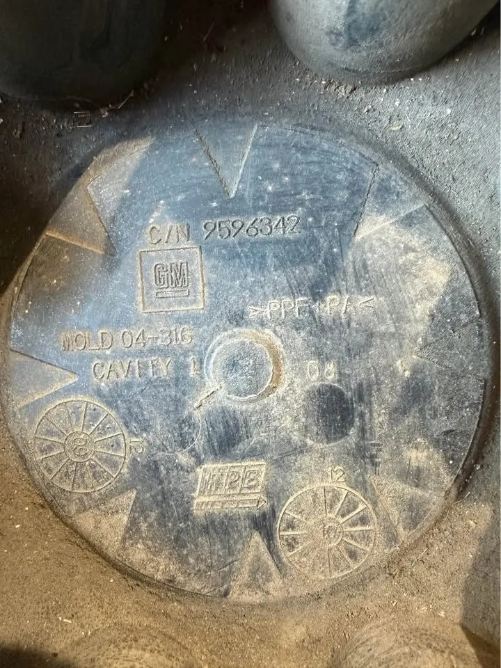 Single 8-Lug GMC Hubcap - photo 2