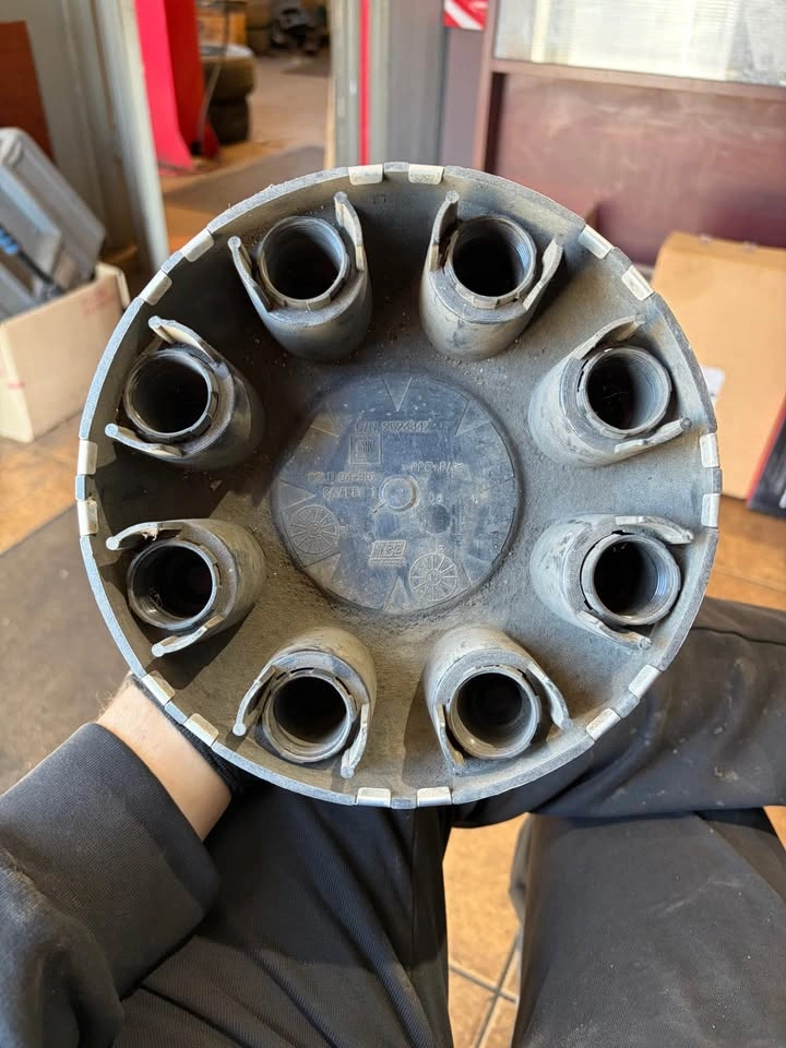 Single 8-Lug GMC Hubcap - photo 3