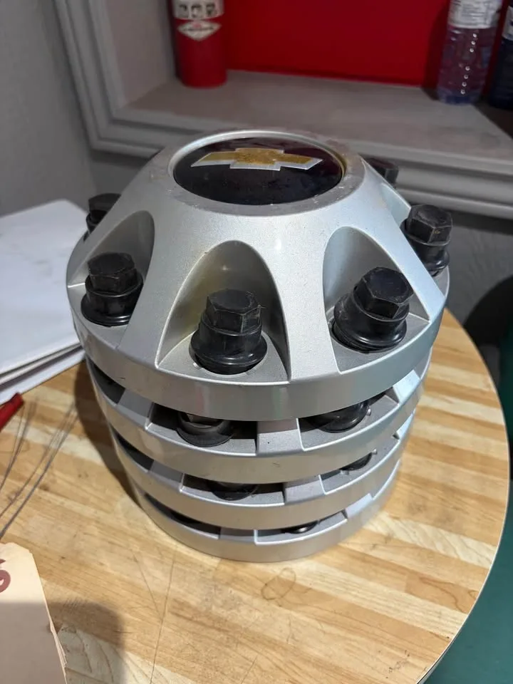 4 Silver GM OEM 8-Lug Hubcaps - photo 2