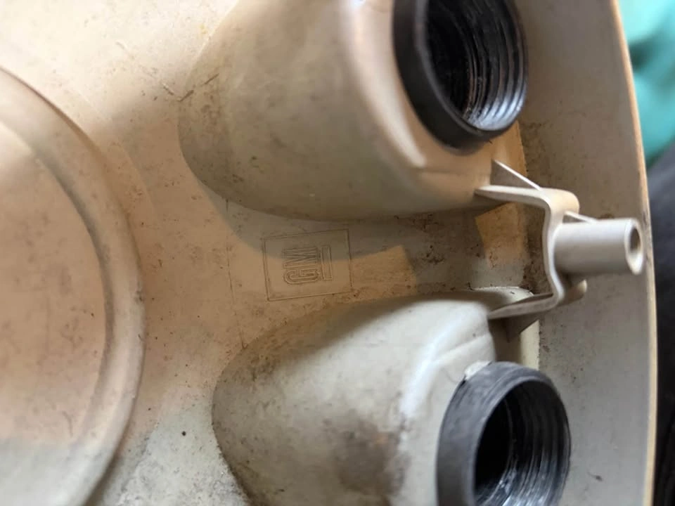 4 Silver GM OEM 8-Lug Hubcaps - photo 4