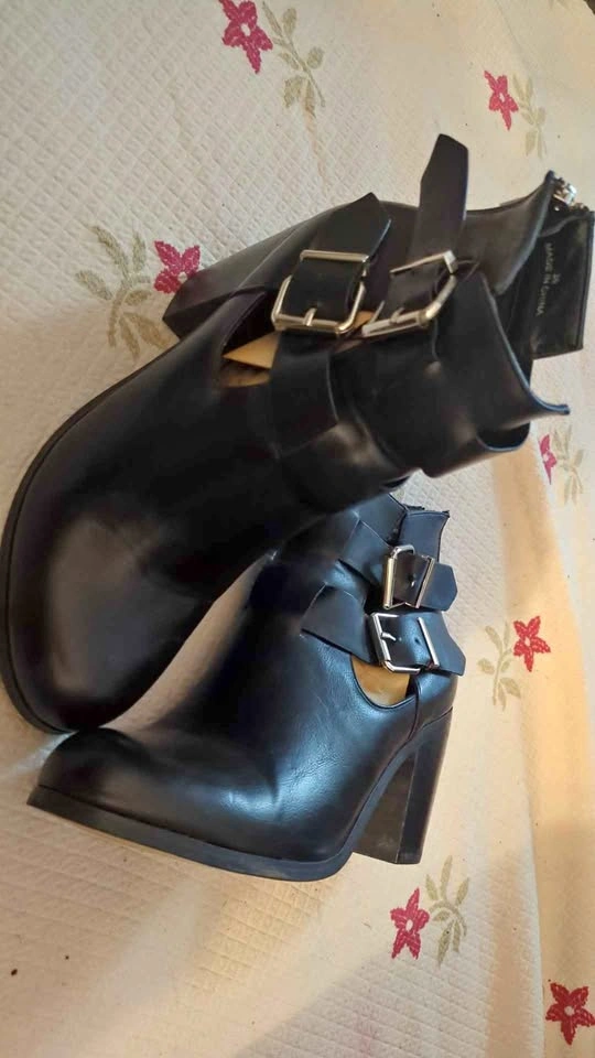Fashionable Black Buckle Ankle Boots