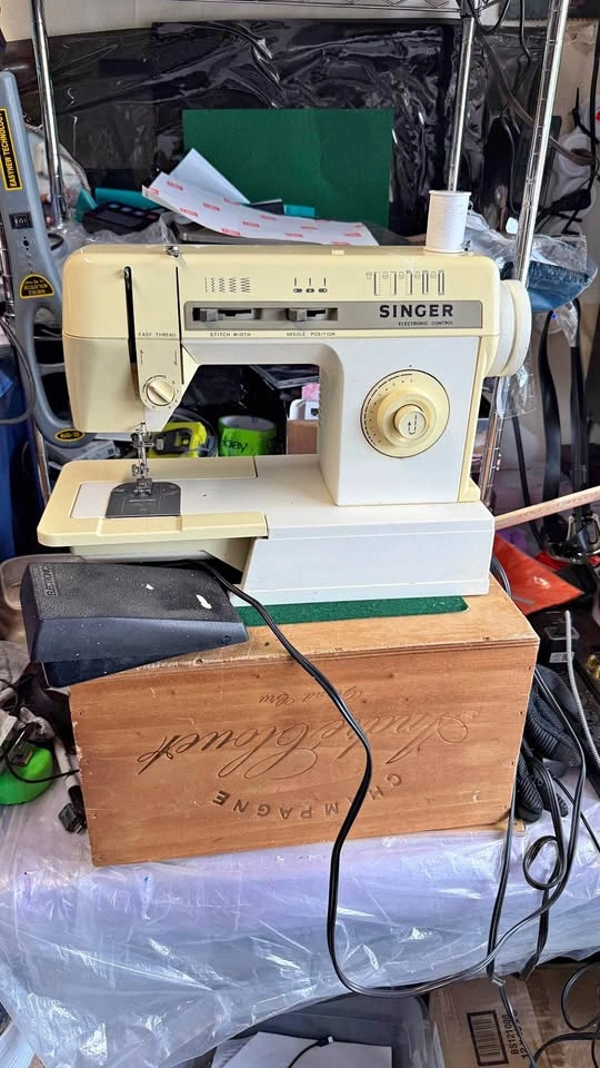 Singer 2502C Electronic Sewing Machine w/ Foot Pedal Tested