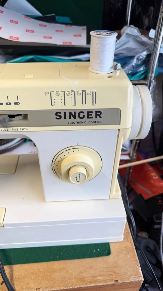 Singer 2502C Electronic Sewing Machine w/ Foot Pedal Tested - photo 2