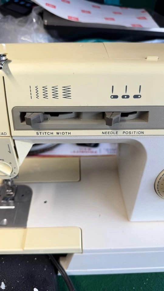 Singer 2502C Electronic Sewing Machine w/ Foot Pedal Tested - photo 3