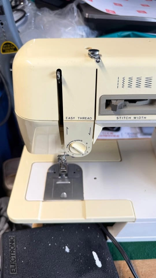 Singer 2502C Electronic Sewing Machine w/ Foot Pedal Tested - photo 4