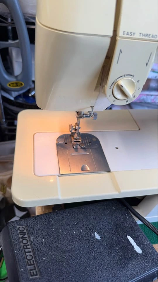Singer 2502C Electronic Sewing Machine w/ Foot Pedal Tested - photo 5