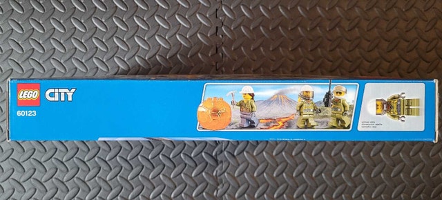 LEGO CITY 60123: Volcano Supply Helicopter, New & Factory Sealed - photo 3