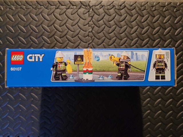 LEGO CITY 60107: Fire Ladder Truck, New and Factory Sealed - photo 3