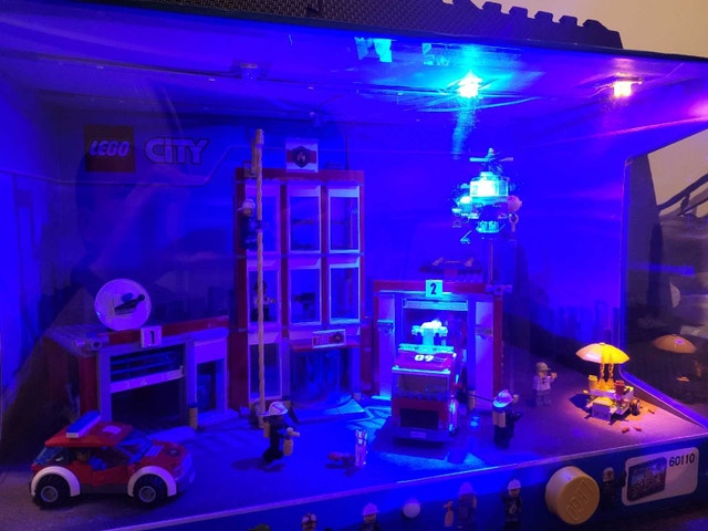 LEGO City 60110 Fire Station Store Display with Working Lights - photo 3