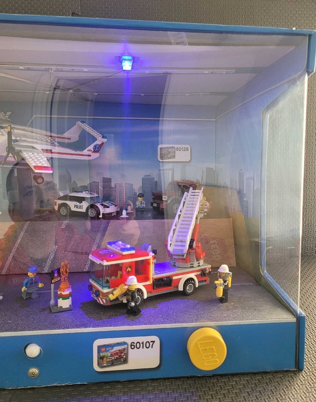 LEGO City Store Display 2015 with Working Lights - photo 2