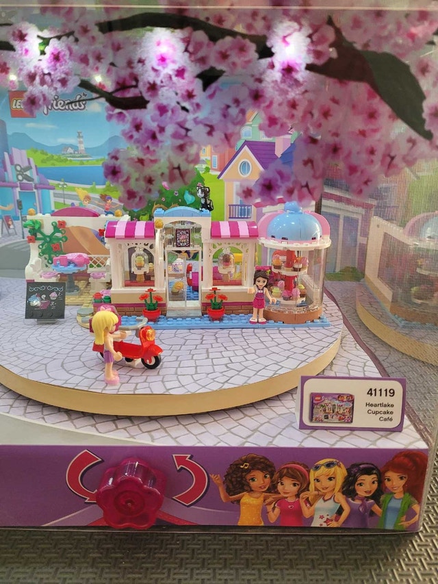 LEGO Friends Store Display with Working Lights - photo 3