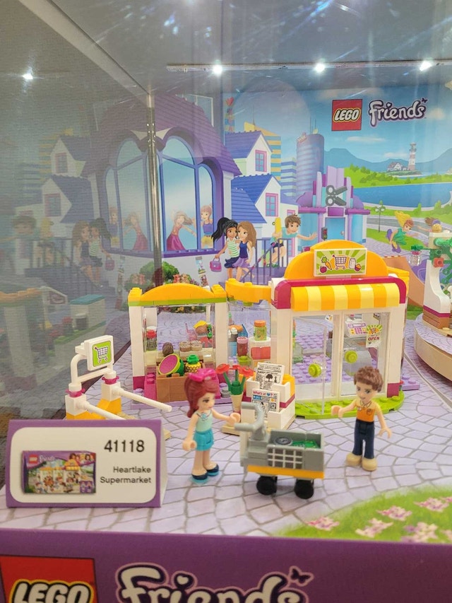 LEGO Friends Store Display with Working Lights - photo 5