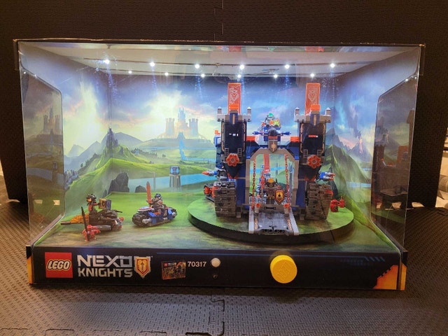 LEGO NEXO KNIGHTS 70317 Store Display with Working Lights