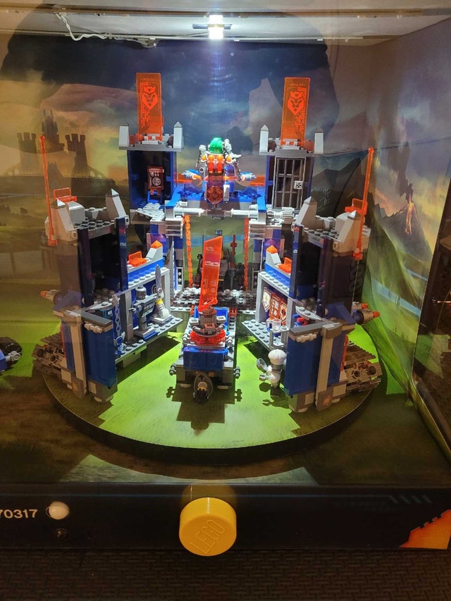 LEGO NEXO KNIGHTS 70317 Store Display with Working Lights - photo 3
